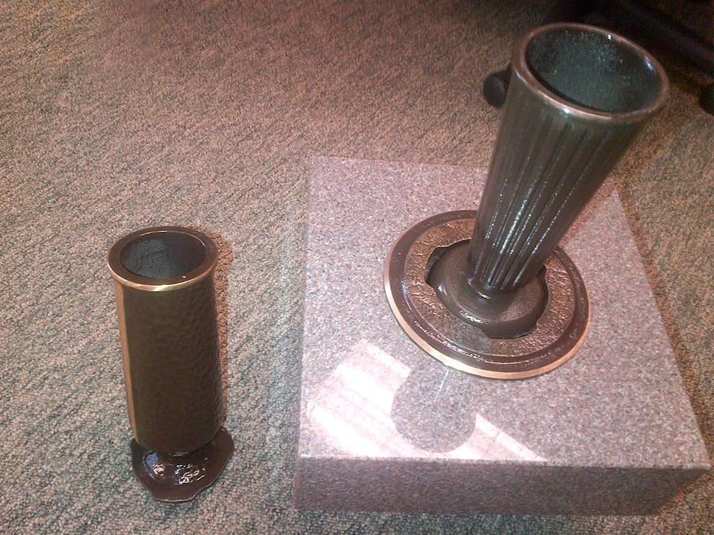 4.Vraincoast-memorials-bronze-vase-160914-min